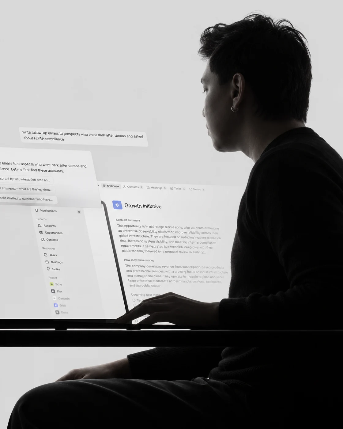Pessoa interagindo com uma interface inteligente
