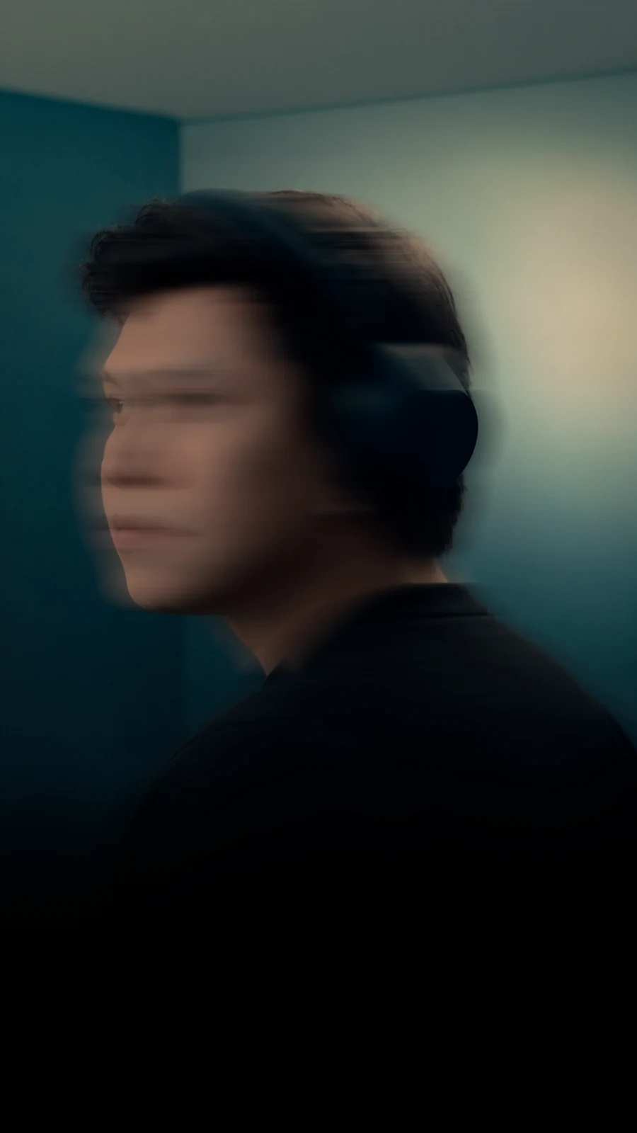 Retrato em movimento de Alexandre usando fones