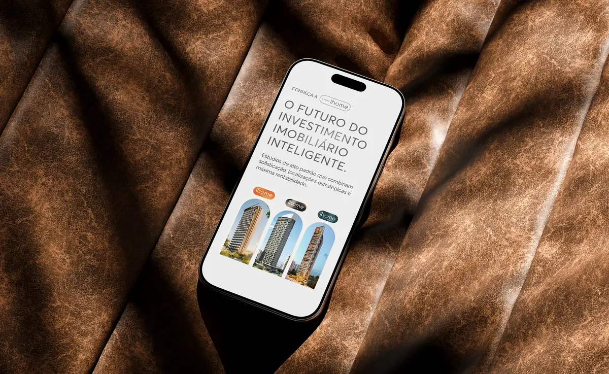 Landing page exibida em smartphone